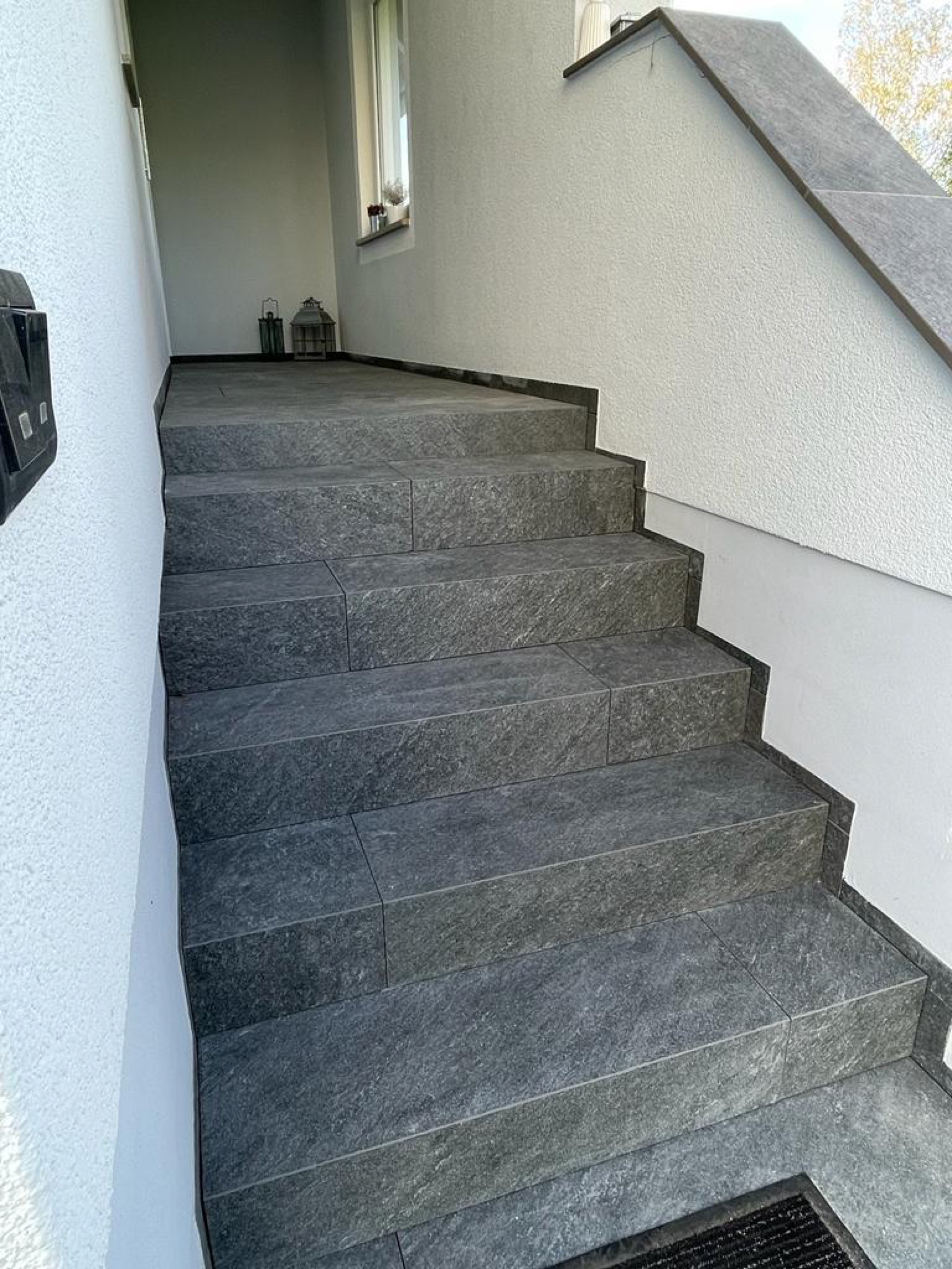 Außentreppe aus grauem Naturstein am Hauseingang
