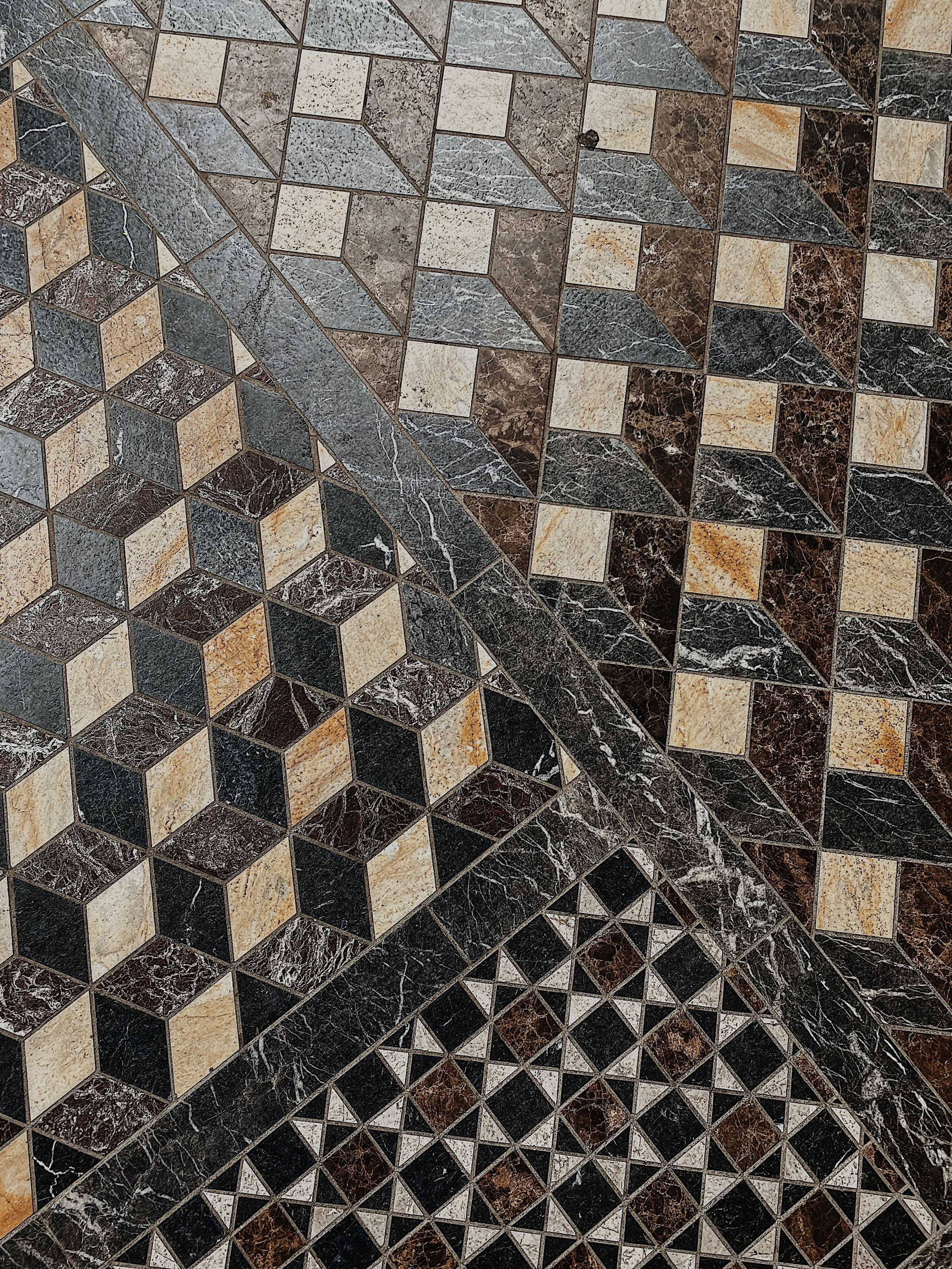 Bodenmosaik im Kubusmuster in Braun, Grau und Beige in Marmoroptik