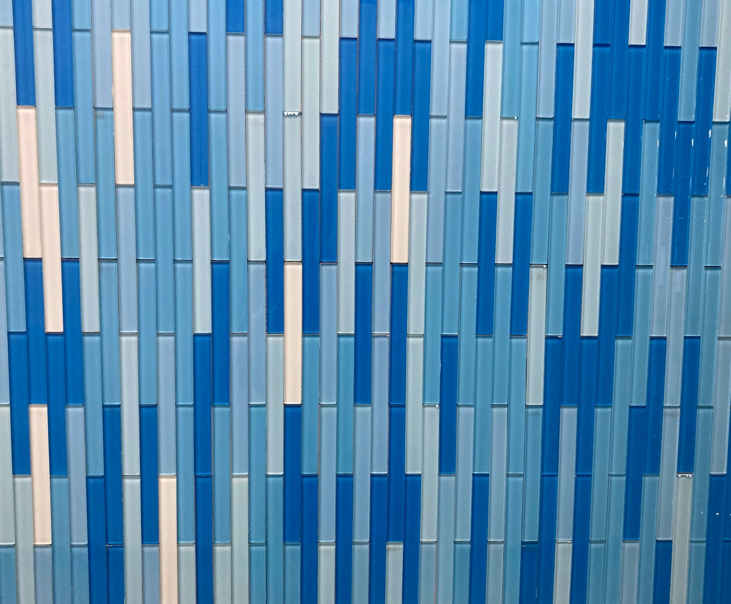 Glasmosaik aus schmalen Streifen in Blau- und Weißtönen