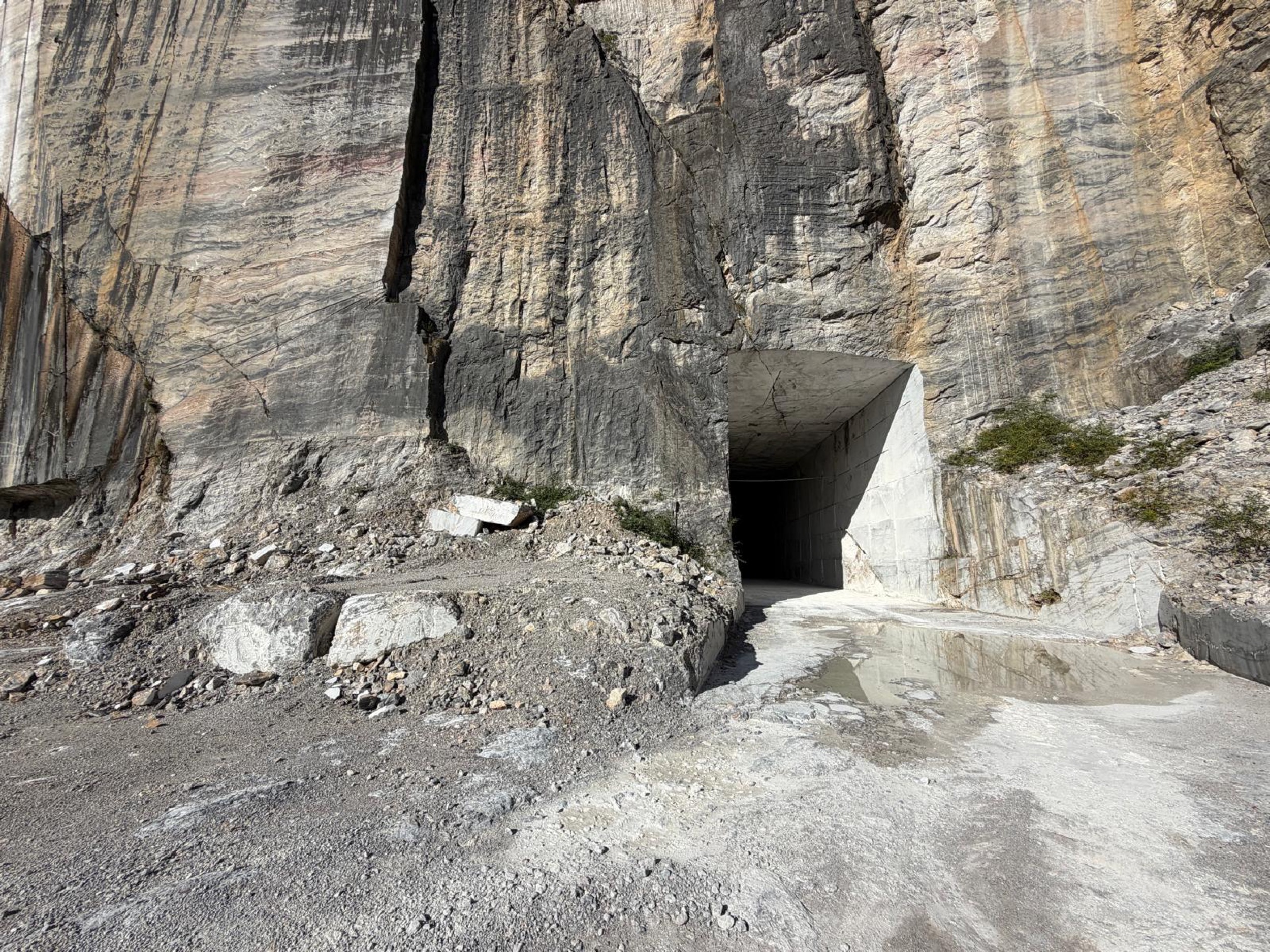 camt marmorsteinbruch felswand mit stollenportal