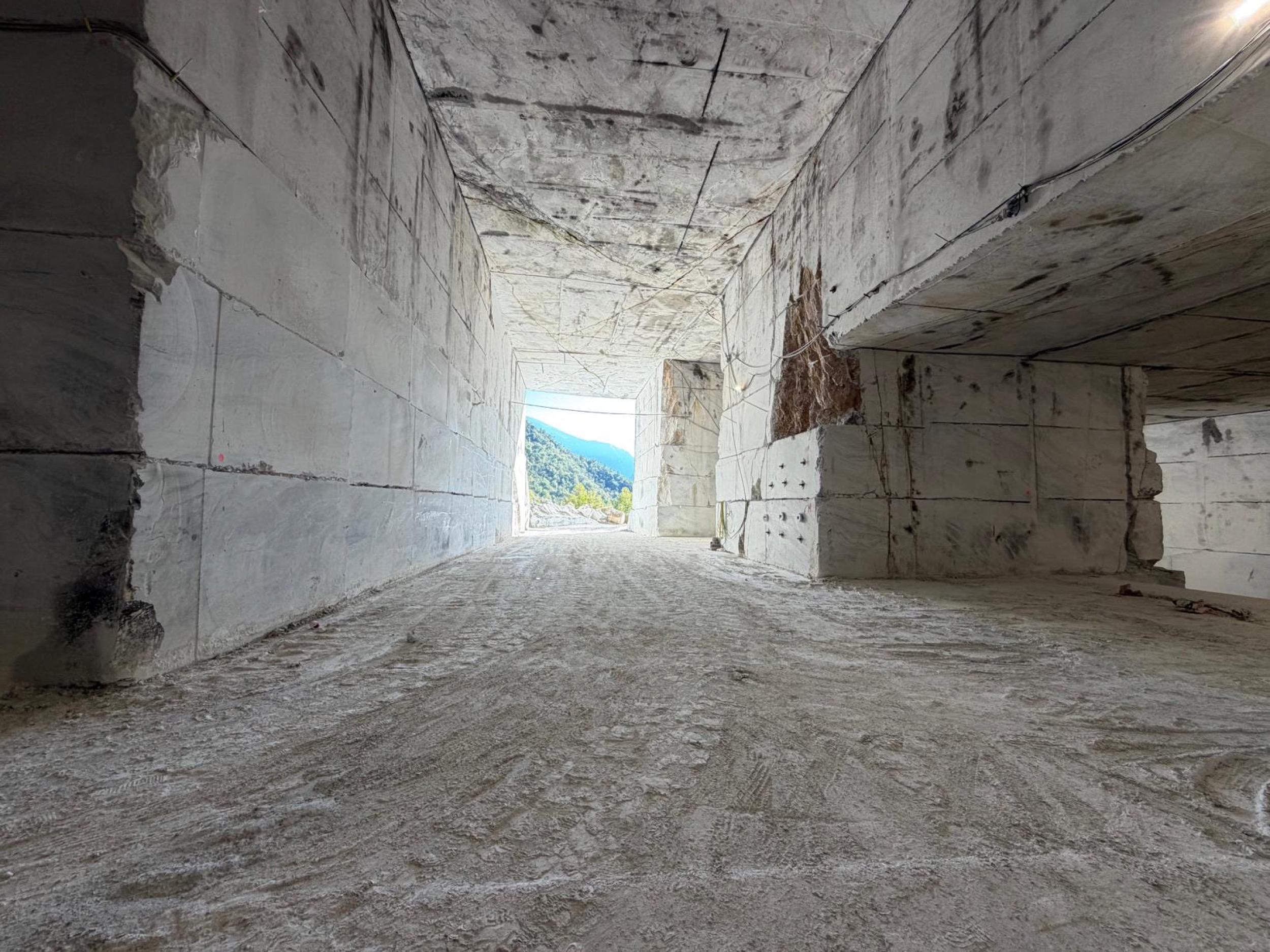 camt marmorsteinbruch stollen eingang mit bergblick