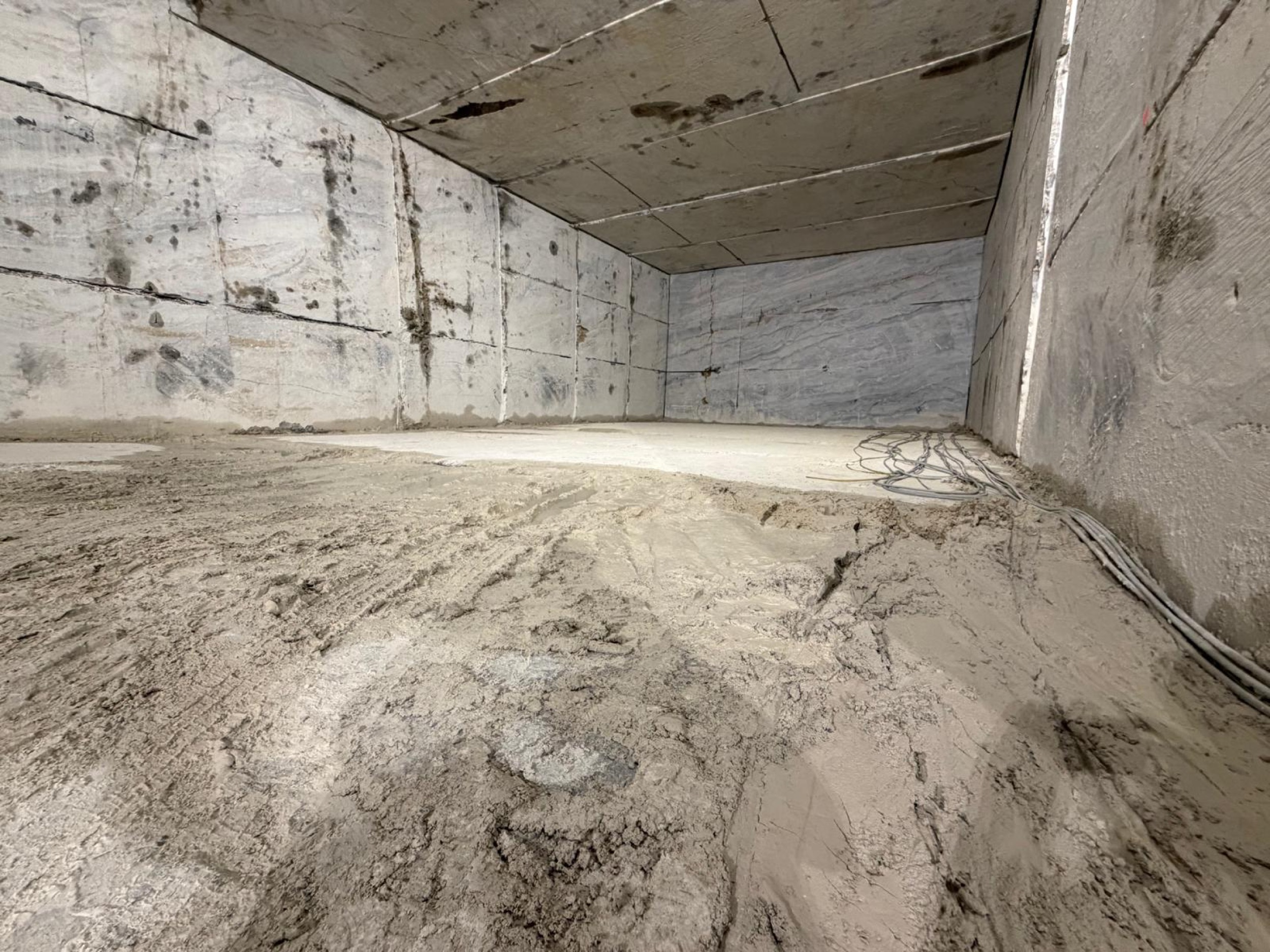 camt marmorstollen ecke mit aufgerolltem kabel