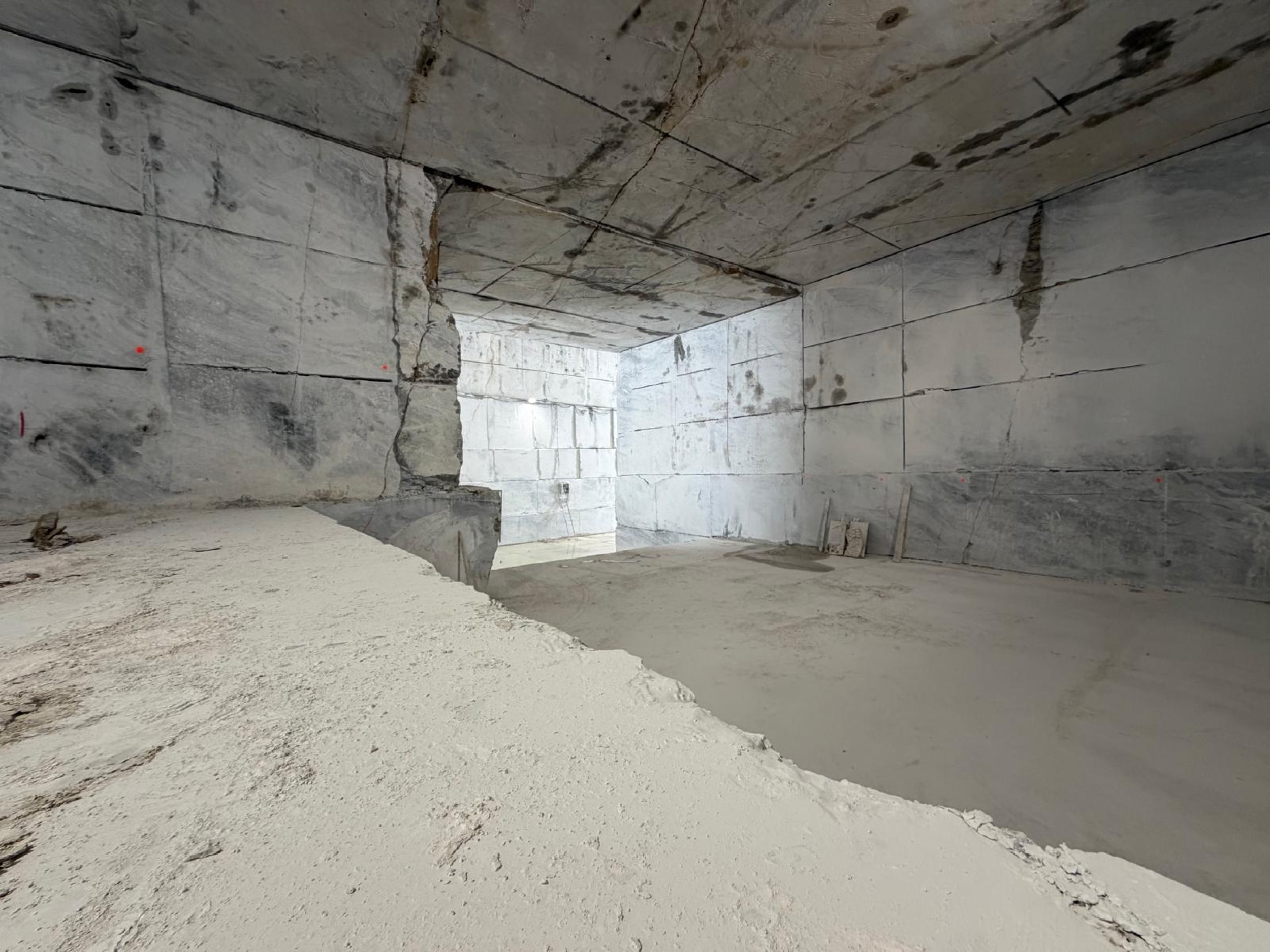 camt marmorstollen ecke mit betonboden und kabeln