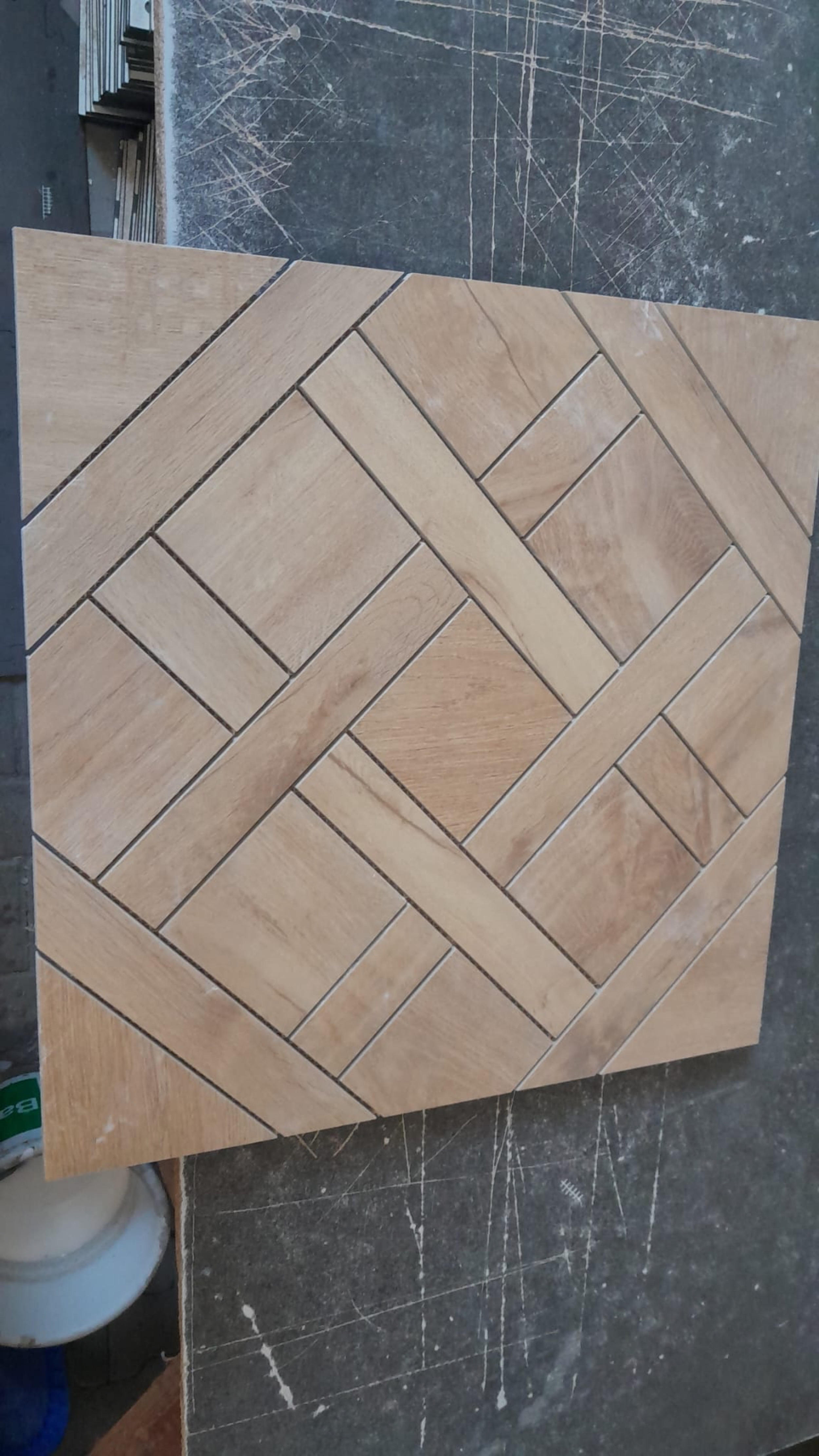 camt-mosaikmatte-in-parkettoptik-mit-hellen-holzfarbenen-fliesen-im-diagonalen-muster-auf-werkbank