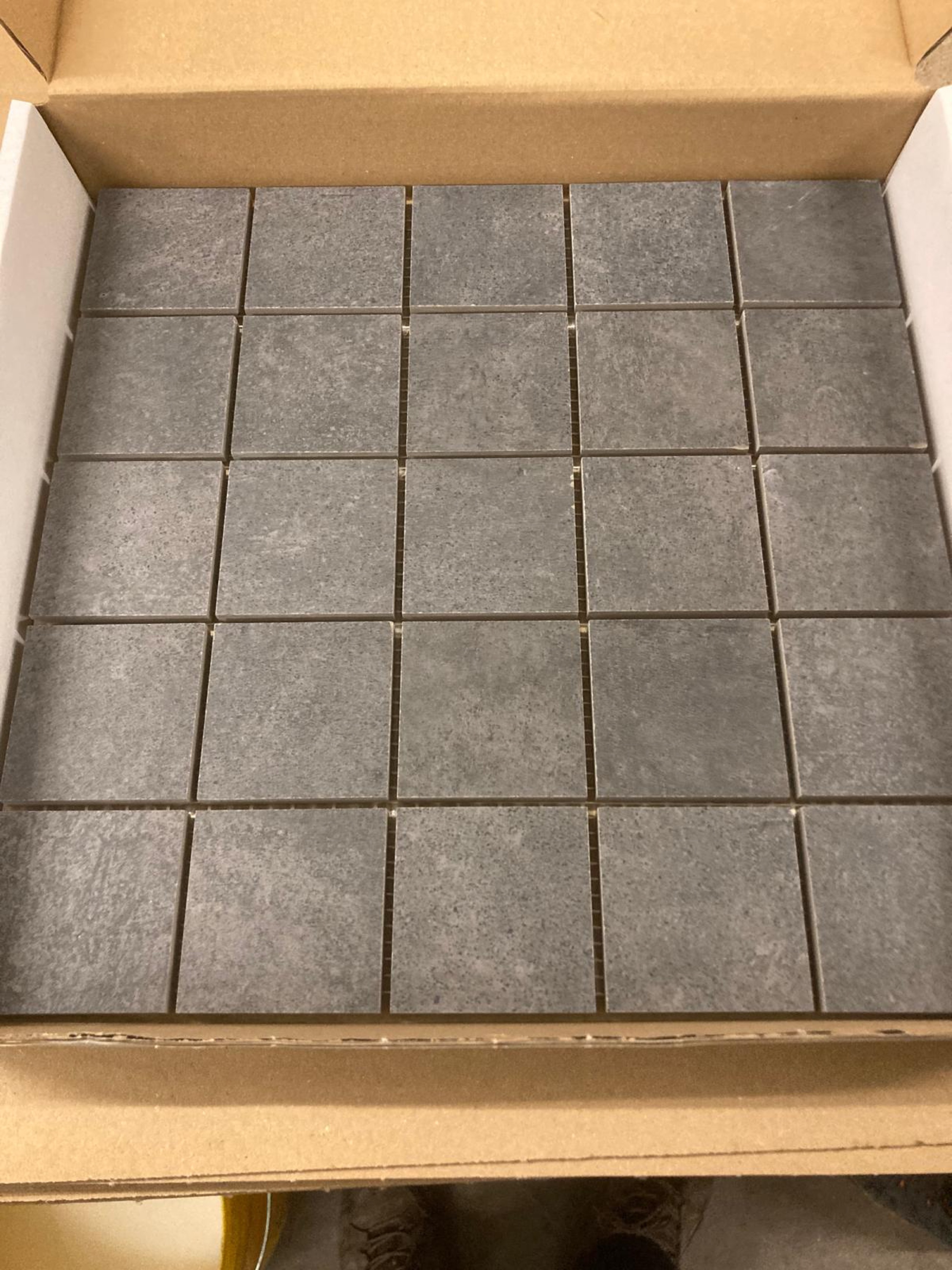 camt-mosaikmatte-mit-quadratischen-grauen-fliesen-in-grauer-steinoptik-in-geoeffnetem-karton