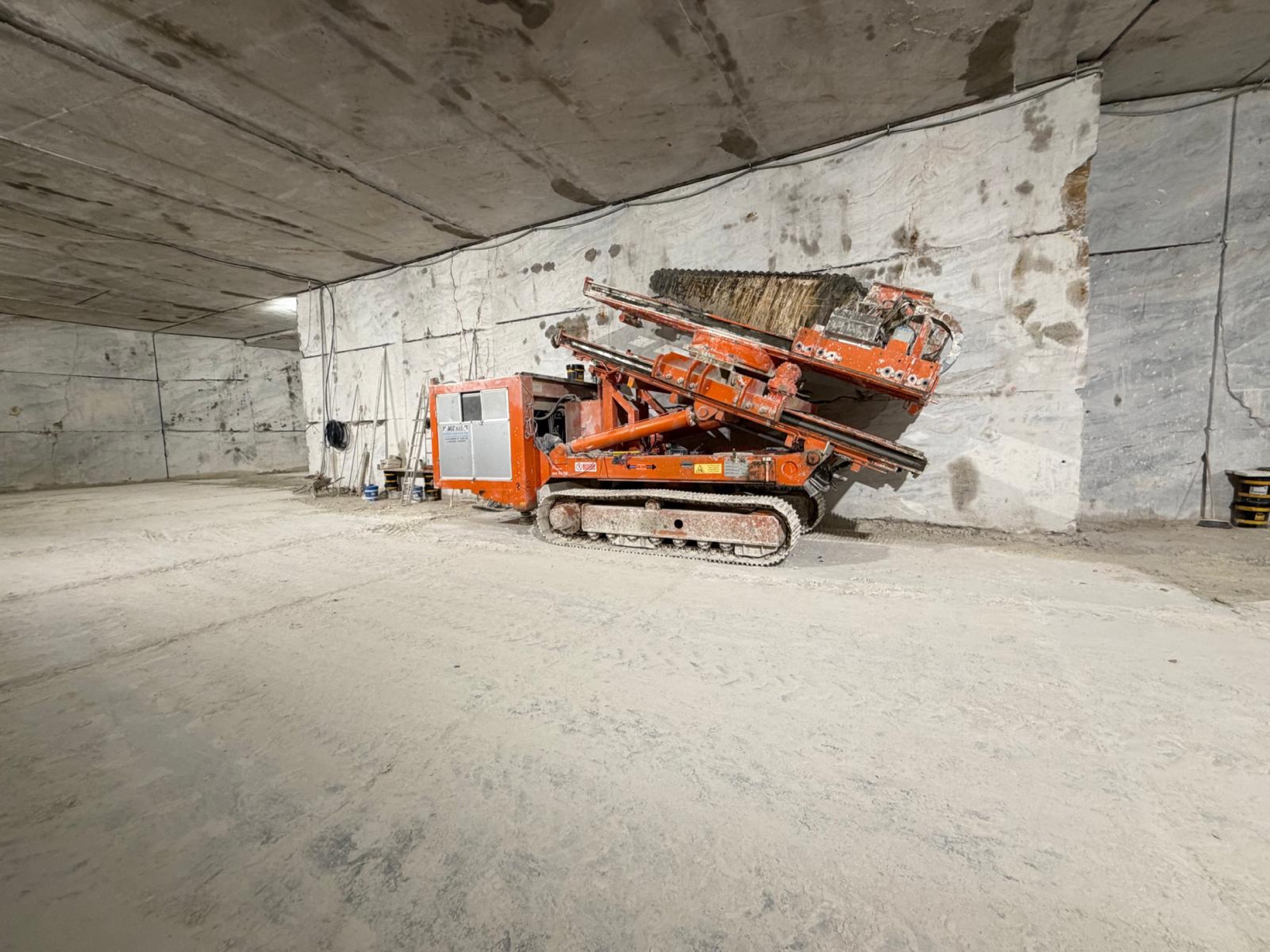 camt oranges bohrgeraet im marmorsteinbruch