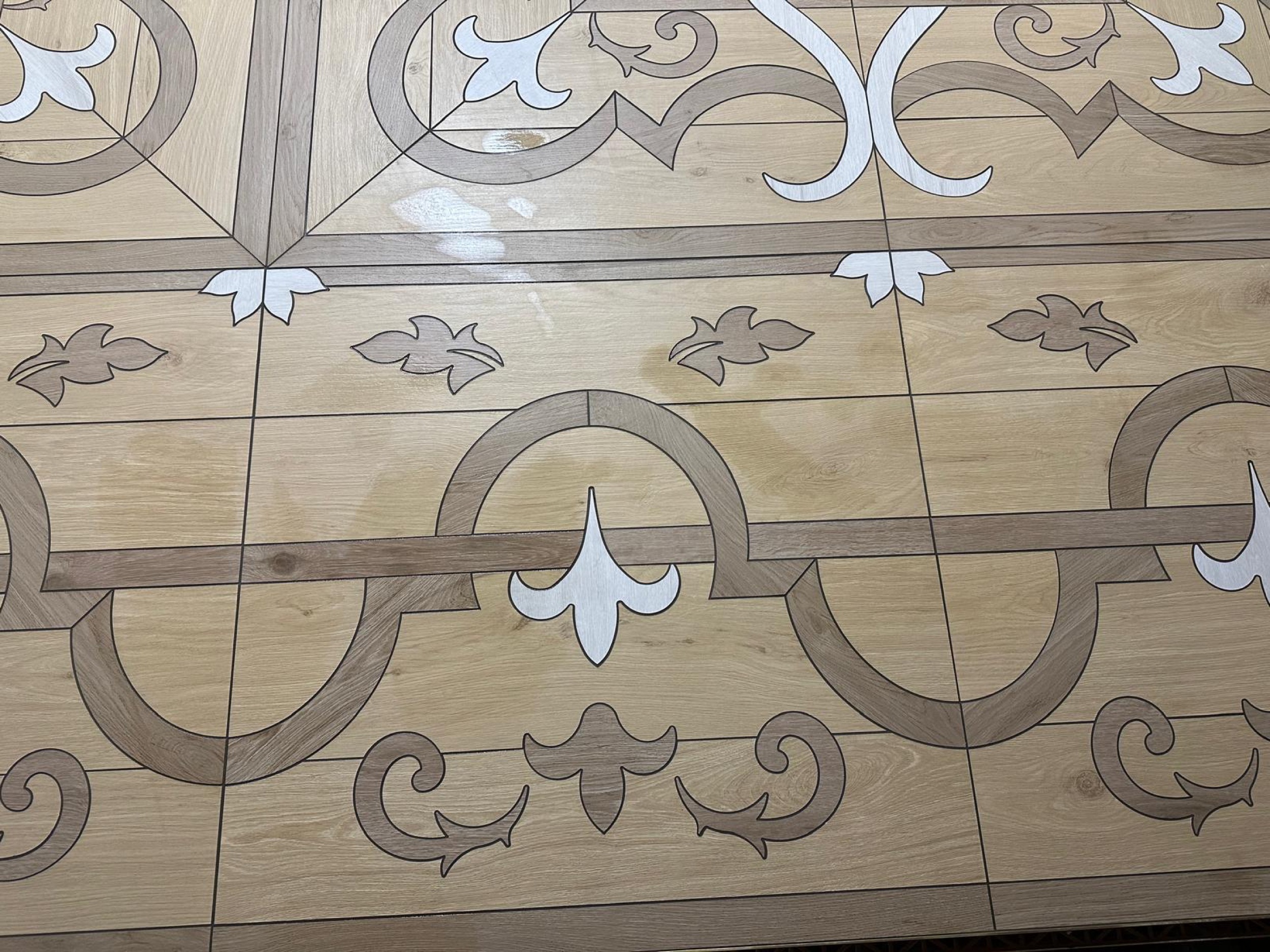 camt ornamentboden in holzoptik detail der randbordure mit bogen lilien und blattmotiven