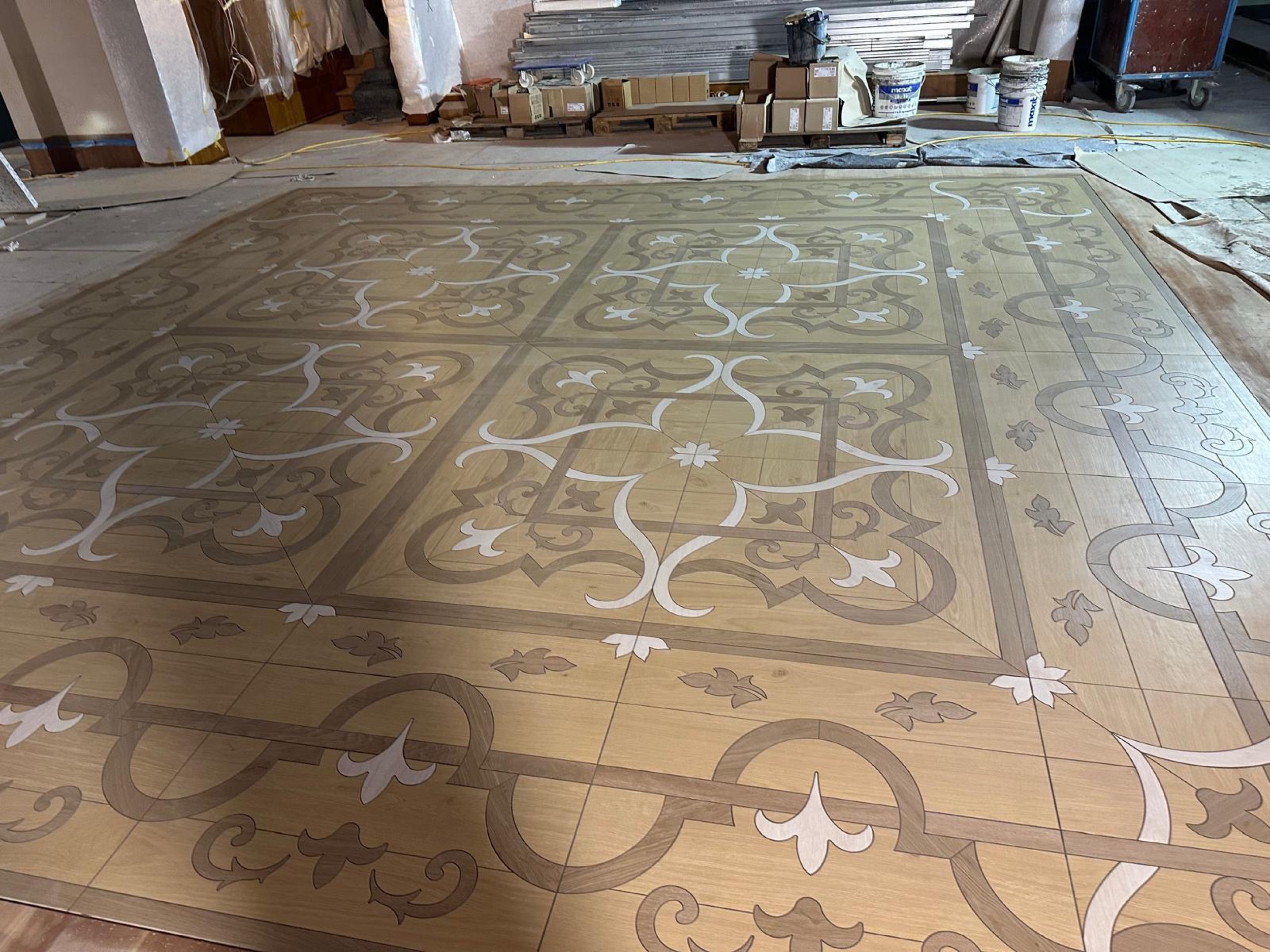 camt ornamentboden in holzoptik sehr nahe aufnahme der mittelfelder mit lilienmotiven und blattranken am rand