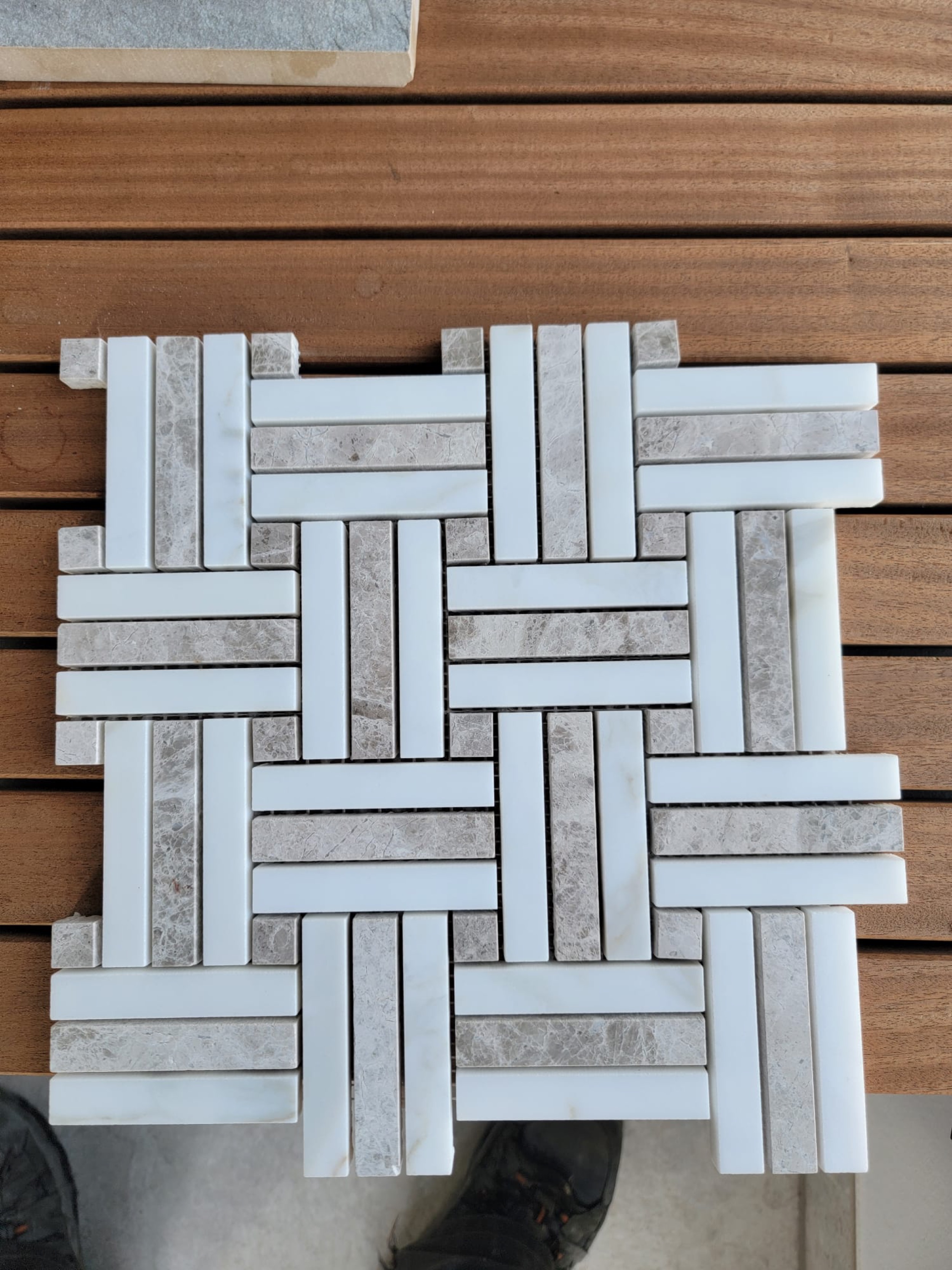 Korbgeflecht-Mosaik aus weißem Marmor und grauem Stein mit kleinen Eckquadraten