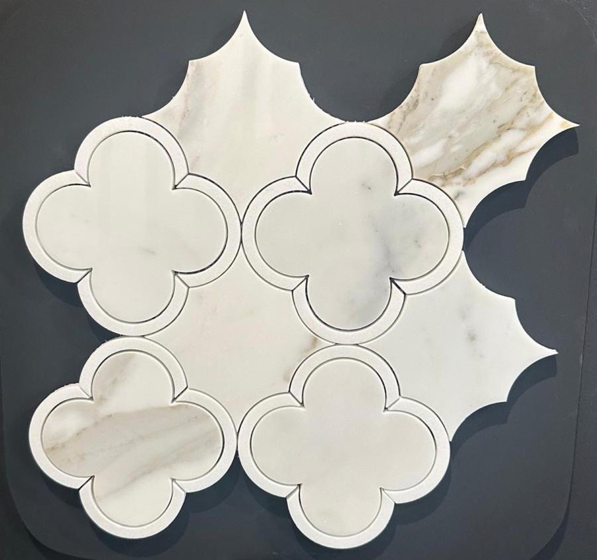 Kleeblatt-Mosaik aus cremeweißem Marmor mit weißem Rand