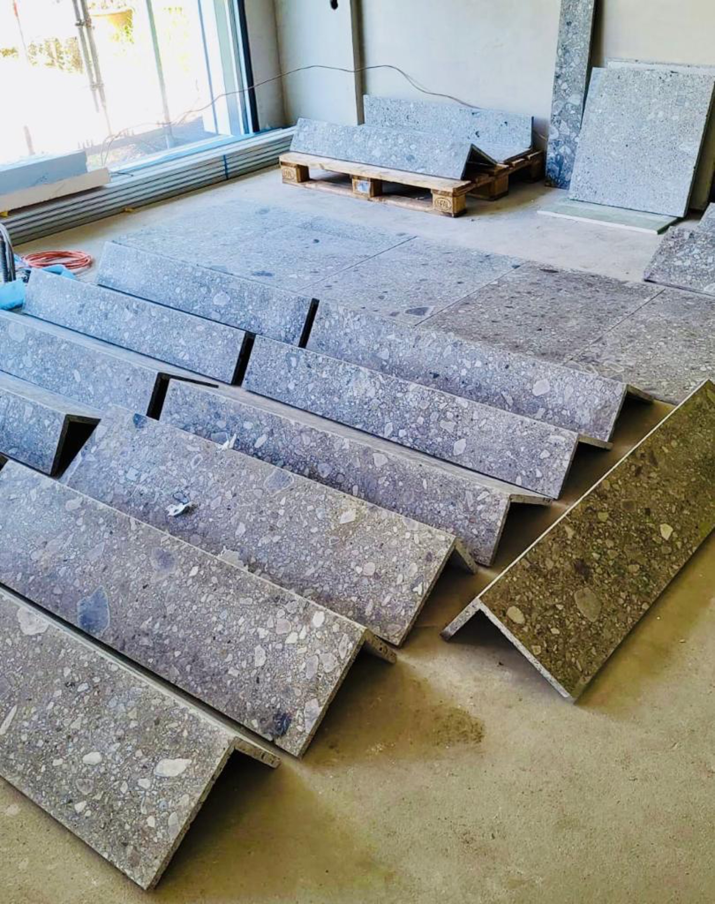 Terrazzo-Stufenprofile gestapelt im Lagerraum