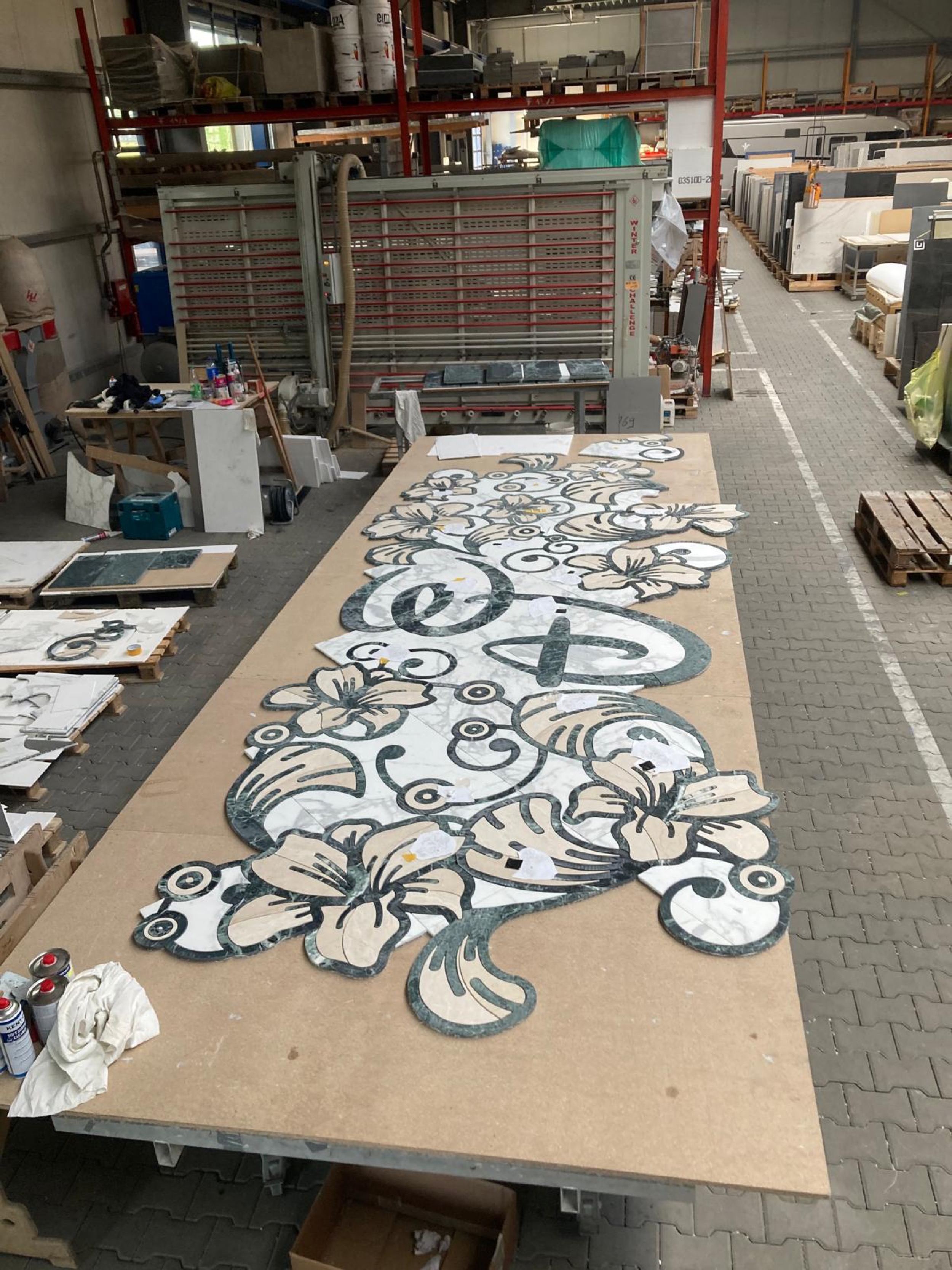 Großer Bodenintarsien-Entwurf aus Marmor mit Blumen und Ranken auf dem Arbeitstisch in der CAMT Halle